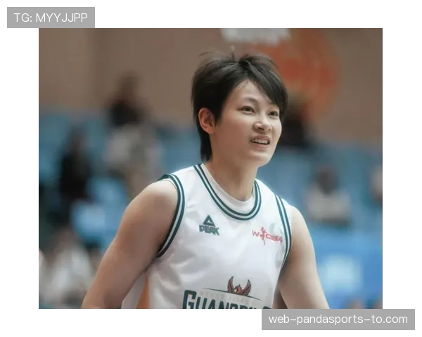 杨力维训练间隙居然在豪车里喝奶茶，这画风我咋看着像巨星后台呢？