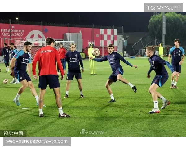 莫德里奇家冰箱里塞满蛋白粉，连度假都在沙滩上颠球