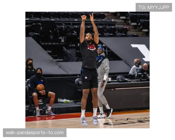 乔·杜马斯突破拉开空间提升球队关键时刻得分效率